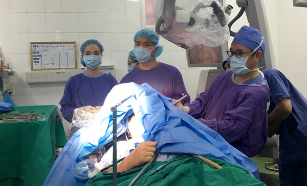 2 chuyên gia người Nhật cùng các bác sĩ tại BV Việt Đức mổ cho bệnh nhân K.