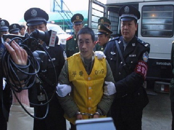 Huang Yong ng&agrave;y bị cảnh s&aacute;t bắt th&aacute;ng 11/2003
