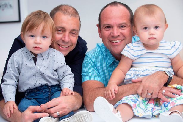 Simon và Graeme Berney-Edwards cùng hai bé sinh đôi. Ảnh: Daily Mail