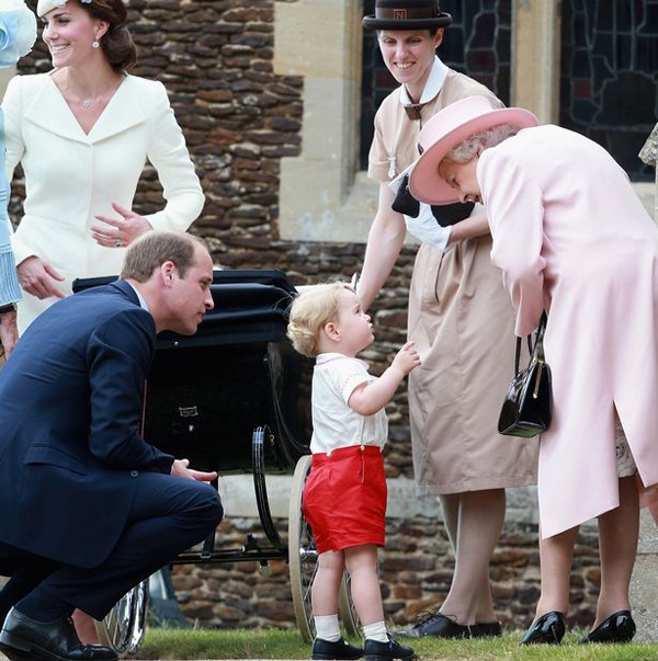 Bảo mẫu Maria Borrallo xuất hiện tại nhà thờ trong lễ rửa tội của Công chúa Charlotte năm 2015. Trong ảnh, Nữ hoàng hỏi thăm chắt nội George. Ảnh: UK Press.