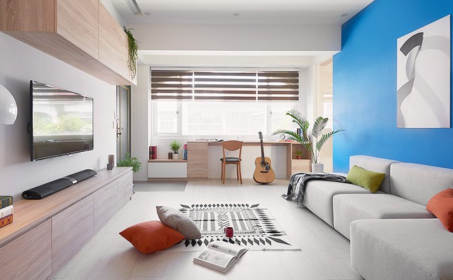 Màu xanh biển trở nên hài hoà hơn với tông màu trung tính làm nền.