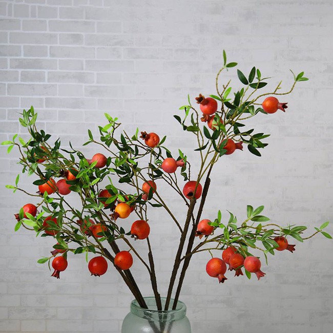 Một bình đựng những cành lựu trĩu quả cho năm mới nhiều tài lộc và bình an.