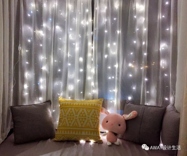 Khung cửa sổ được may rèm hai lớp, lớp rèm voan mỏng bên trong luôn được kéo lại khi muốn tạo thêm sự lung linh, lãng mạn.