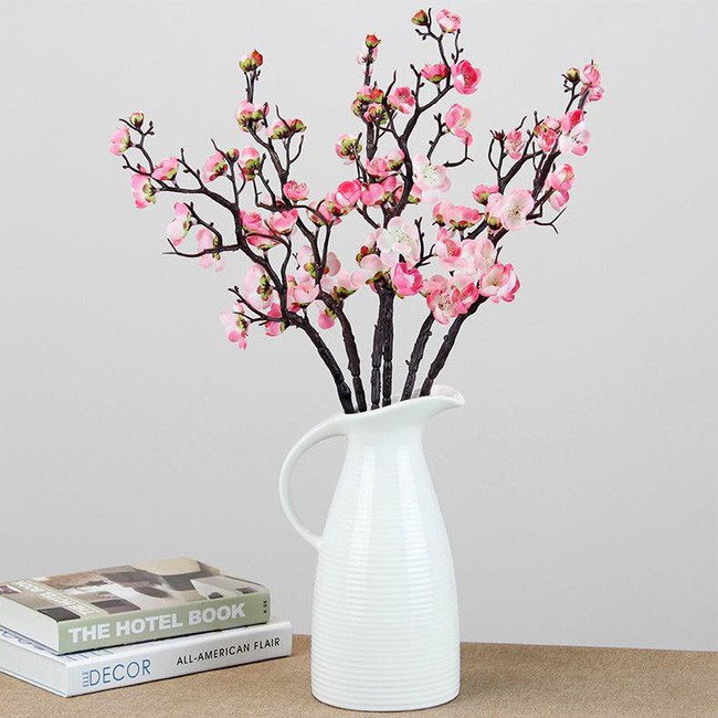 Hoa đào dịu dàng trong chiếc bình mang màu sắc đồng quê.