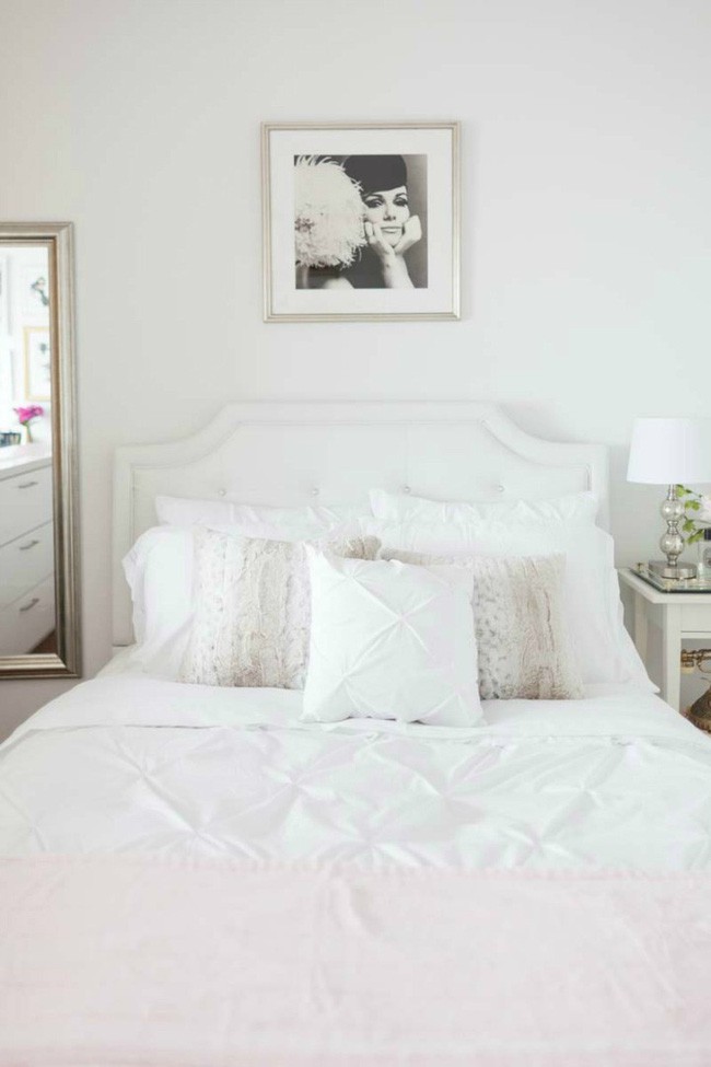 Phòng ngủ có tông màu trắng hiện đại.