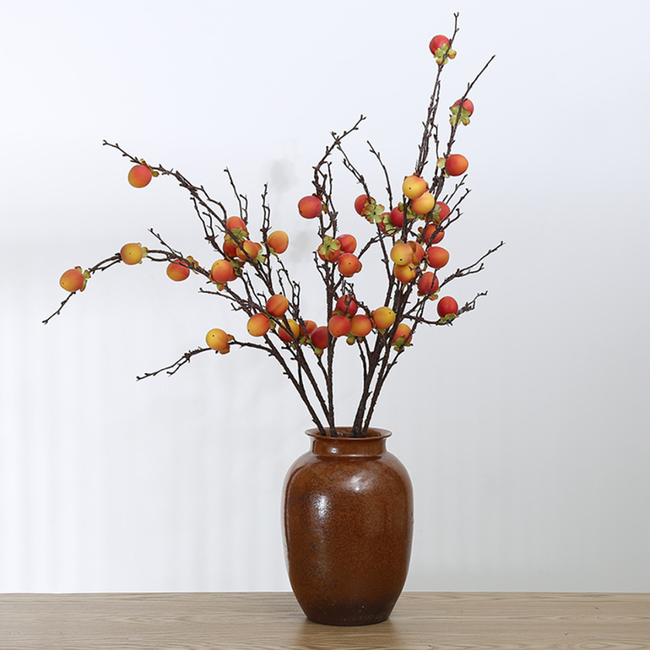 Không gian sống trong những ngày đầu năm đẹp dịu dàng khi cắm những cành quả vào bình.