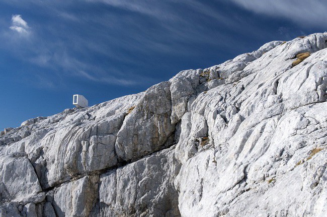 14. Thách thức những người sợ độ cao, ngôi nhà nằm cheo leo trên vách núi Kanin do OFIS arhitekti thiết kế khiến ai nhìn cũng phải hoảng sợ.