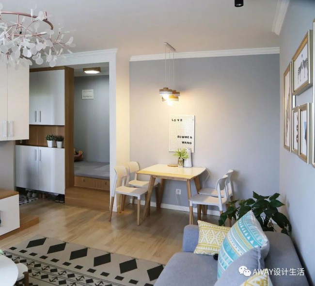 Góc ăn uống cũng vô cùng sinh động và trẻ trung khi được thiết kế thêm chụp đèn và bảng ghim chữ độc đáo, lạ mắt.