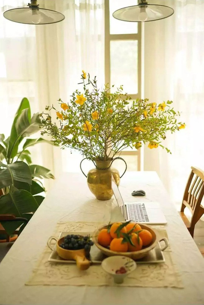 Bàn ăn được bày biện duyên dáng, ấn tượng.