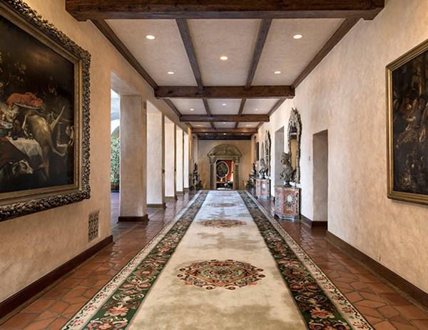 
Đi dạo quanh căn nhà sẽ đưa bạn qua hành lang lớn dài 24 mét với một bức tranh tường rộng 12 mét
