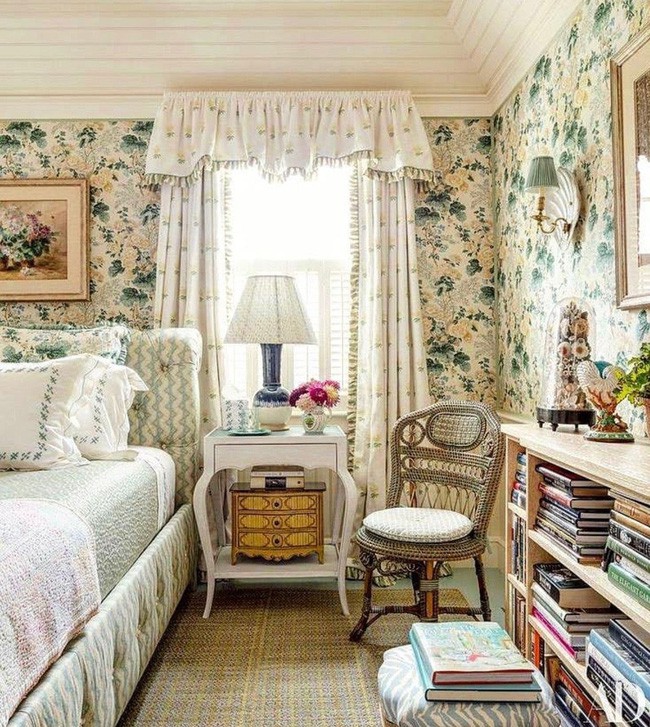 Hoa văn màu sáng ngọt ngào là số một để tạo ra một ngôi nhà tranh kiểu Anh.