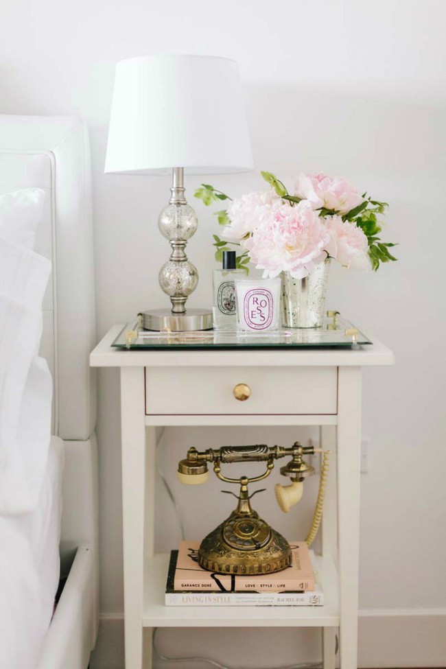 Bình hoa nhỏ trang trí tiếp tục xuất hiện tạo nét nữ tính đáng yêu cho không gian.