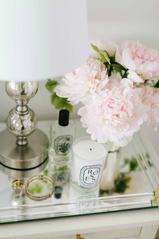 Các vật dụng trang sức bằng vàng được tận dụng để trang trí cho không gian.