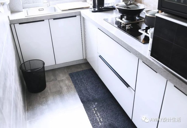 Sắc màu trung tính toát lên vẻ đẹp hiện đại, sang trọng cho căn bếp.