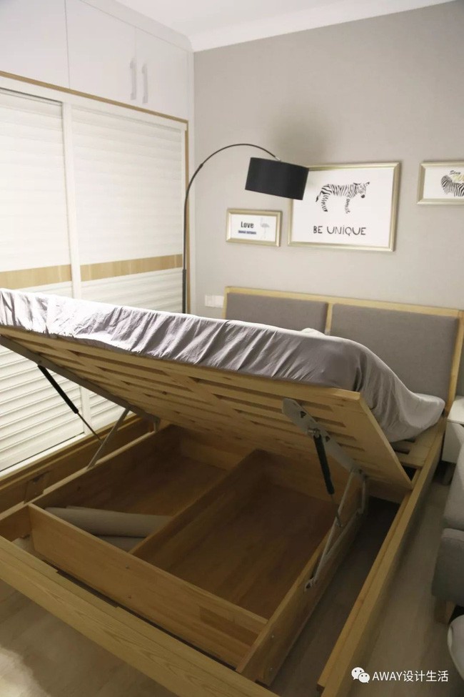 Phía dưới gầm giường có thêm khu vực lưu trữ đồ.