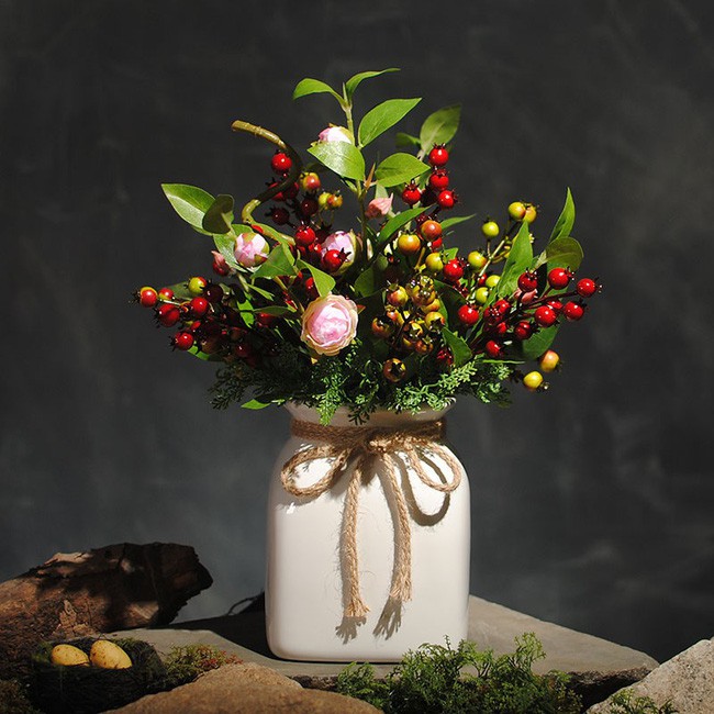 Bạn có thể mix hoa với quả để tạo nên một bình hoa mang màu sắc Vintage.