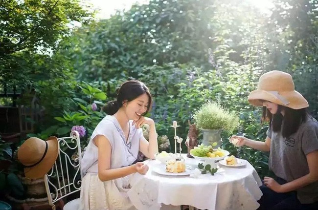 Cô gái rất yêu thích được ngắm nhìn khung cảnh trong trẻo, bình yên của cây lá xung quanh nhà.