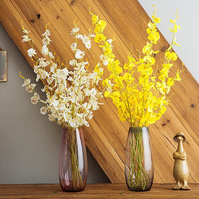 Những cành hoa được cắm khéo léo.