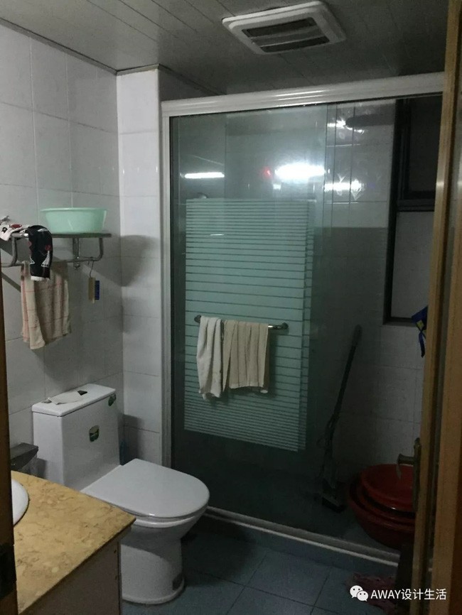 Phòng tắm cũng được thay áo mới.