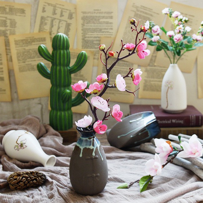 Cành đào duyên dáng trong không gian sống.