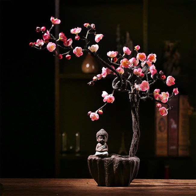 Mix đào với đồ trang trí tạo vẻ đẹp lạ mắt cho ngôi nhà đón xuân sang.