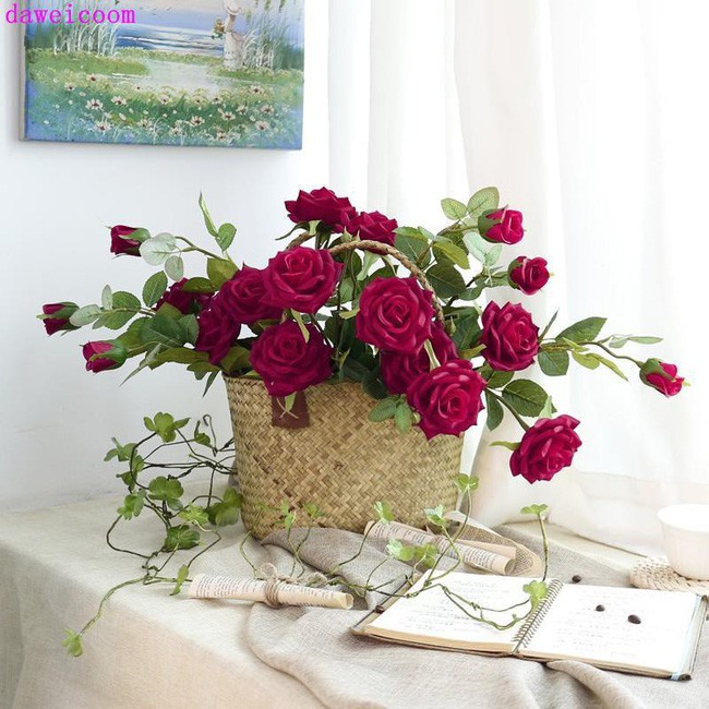 Giỏ hồng đặt bên cửa sổ cũng giúp không gian sống bừng sáng sắc hoa.