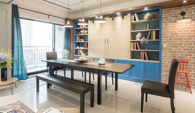 Góc ăn uống đẹp thanh lịch với gam xanh biển cho rèm cửa và tủ đựng đồ.