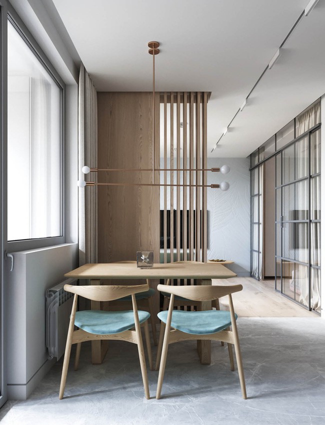 Hai đèn bàn ăn thiết kế độc lạ chất liệu đồng được treo trên khu vực ăn uống trông rất gọn gàng.