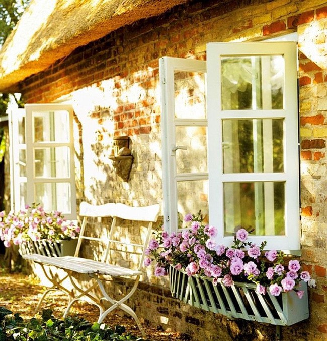 6. Hộp cửa sổ phù hợp với những ngôi nhà kiểu truyền thống, dễ dàng thay đổi giao diện từ mùa này sang mùa khác.