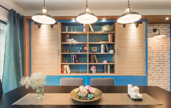 Đèn chiếu ấm áp mang đến cảm giác vui tươi, sum vầy cho góc nhỏ.