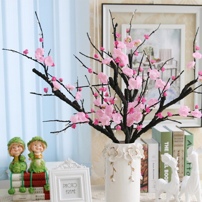 Mùa xuân, thật khó để trong nhà không thể thiếu hoa đào, loài hoa tượng trưng cho may mắn, tài lộc.