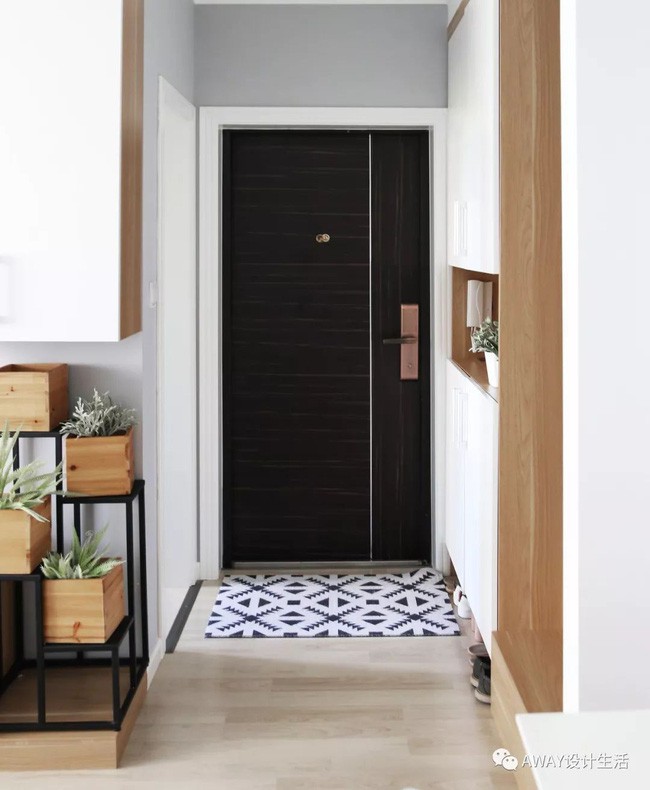 Tủ đựng giày kê sát tường.