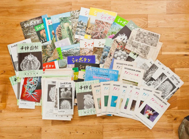 Không chỉ trồng nhiều chủng loại xương rồng mà vợ chồng trẻ này còn có niềm đam mê đặc biệt với loại cây có gai mọng nước ấy. Họ rất thích sưu tầm các loại sách nghiên cứu về xương rồng để đọc và hiểu hơn, có cách chăm sóc tốt hơn.