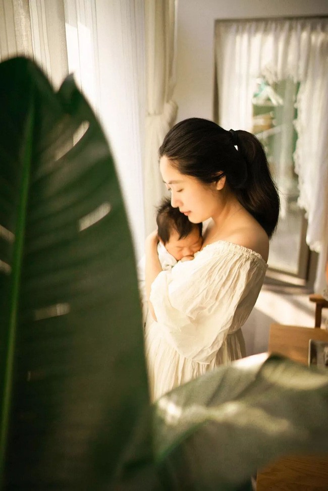 Lancome bên cô con gái nhỏ.