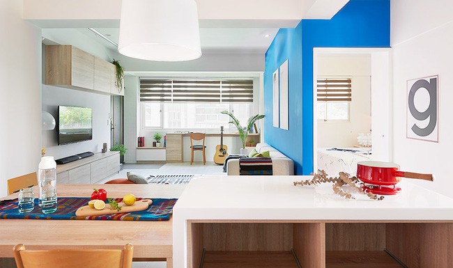 Góc bếp xinh xắn nhìn ra không gian tiếp khách.