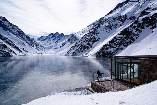 8. Nhà gỗ của Nicolás del Rio và Max Núñez có tầm nhìn ra hồ lớn và núi băng khiến ai cũng phải choáng ngợp.