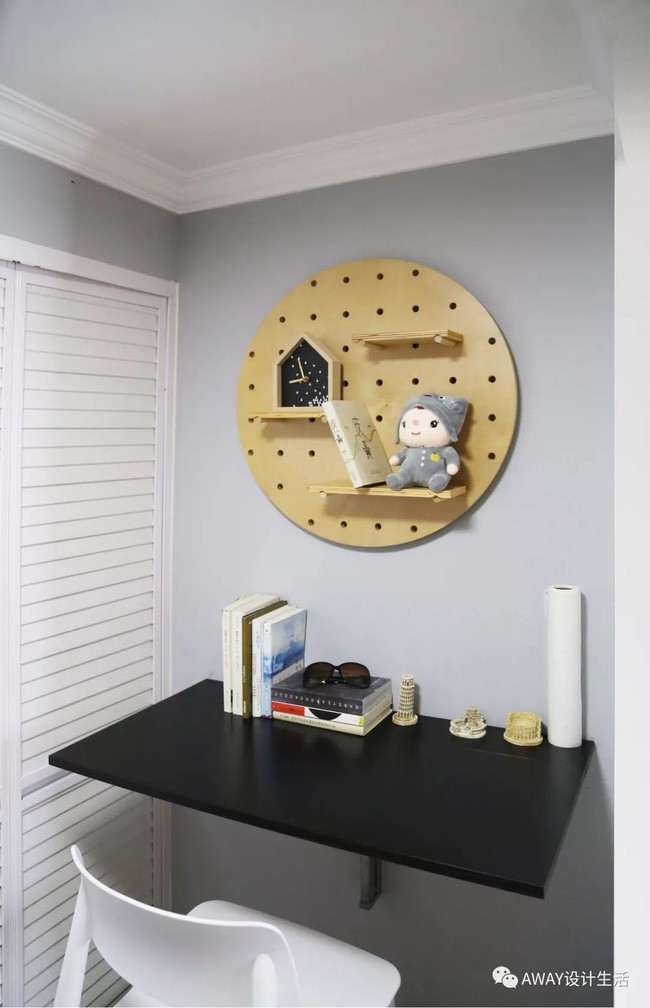 Chỉ cần kéo chiếc bàn gấp, thêm chiếc ghế xinh xắn là đủ để có góc làm việc đẹp lý tưởng, tiện nghi.