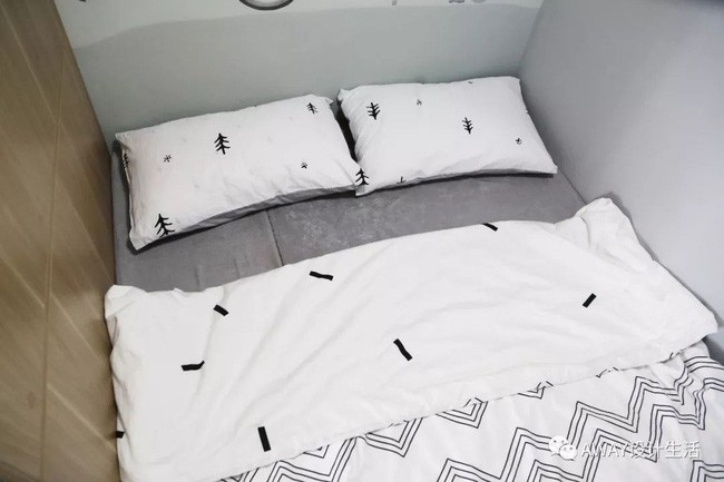 Khi cần nghỉ ngơi, chăn và nệm phía dưới giường được lấy lên giúp mọi người có những giây phút thư giãn thú vị.