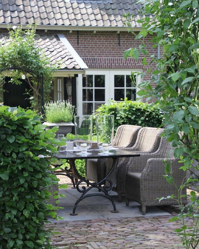 10. Tạo không gian ăn uống ngoài trời với đồ nội thất đan lát ở sân sau để mở rộng không gian sống và tận hưởng không khí trong lành.