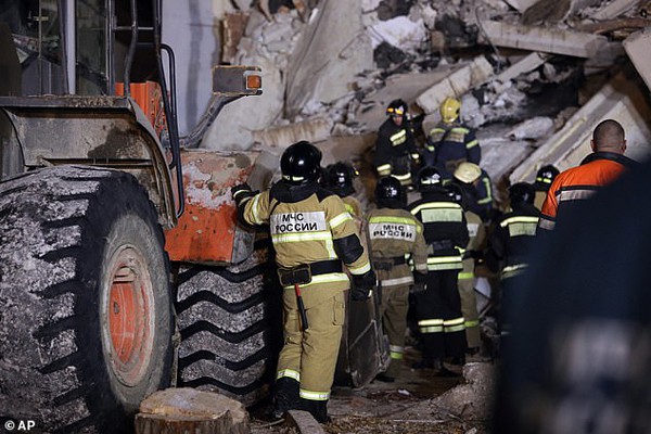 
H&igrave;nh ảnh tang thương trong vụ sập chung cư 10 tầng.
