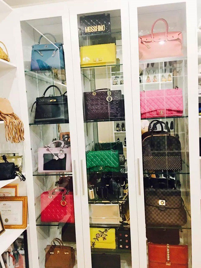 Tuy nhiên, trong một lần chia sẻ trên báo chí, Trà Ngọc Hằng cho biết hầu hết đồ hiệu này là bạn trai đại gia sắm cho “Thời điểm tôi và bạn trai yêu nhau, phần lớn những gì tôi có được đều do bạn trai mang lại. Anh luôn muốn tôi xuất hiện một cách lộng lẫy nhất nên không tiếc tiền mua sắm hàng hiệu cho bạn gái.