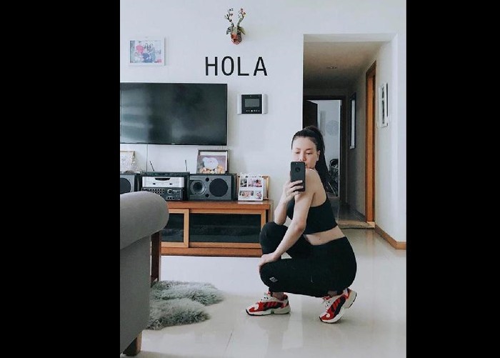 Phòng khách khá rộng, thoáng đãng, không kê quá nhiều đồ mà chỉ có điểm nhấn là chiếc piano đặt ở góc phòng và bức ảnh rất lớn của chủ nhân.