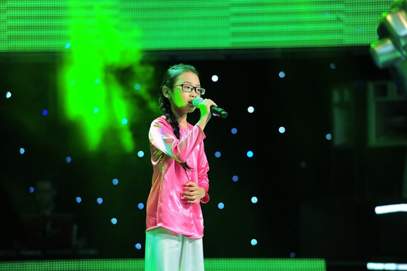 
Hình ảnh áo bà ba đã trở thành thương hiệu của Phương Mỹ Chi tại The Voice Kid 2013
