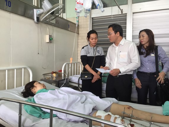 
Ông Khuất Việt Hùng đi thăm nạn nhân vụ tai nạn ở Long An.
