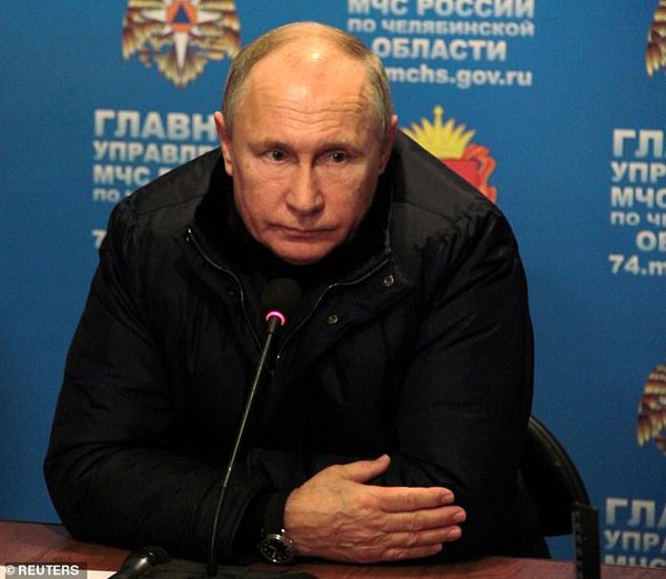 
Tổng thống Nga, Vlardimir Putin, chia sẻ nỗi đau với những nạn nh&acirc;n vụ sập chung cư 10 tầng.
