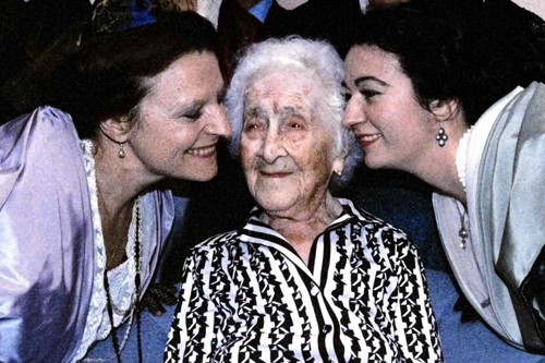 B&agrave; Jeanne Calment (giữa) trong tiệc sinh nhật lần thứ 114.