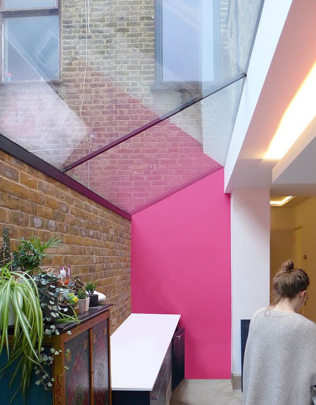 Một bức tường màu hồng san hô sẽ khá ấn tượng với màu gạch và kính trong bếp.