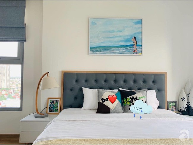 Bức vẽ Biển ở phòng ngủ master, được vẽ từ chính bức ảnh chồng chụp tặng chị.