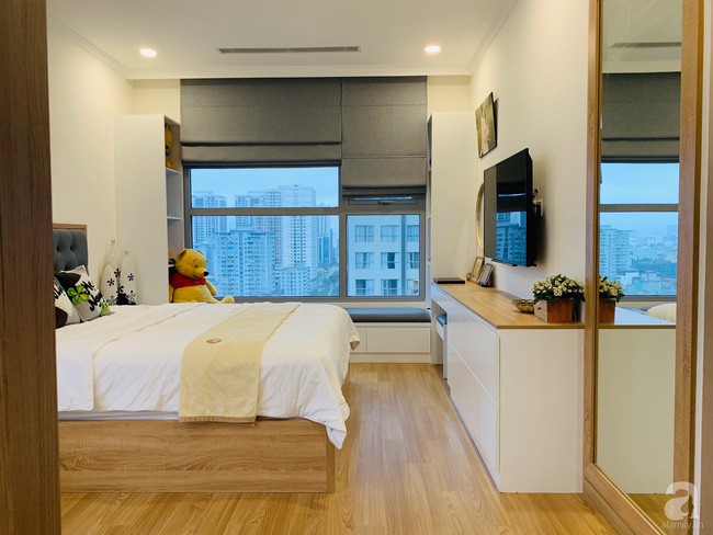 Đối diện giường có hệ thống tủ vừa đựng đồ vừa trang trí cho căn phòng.