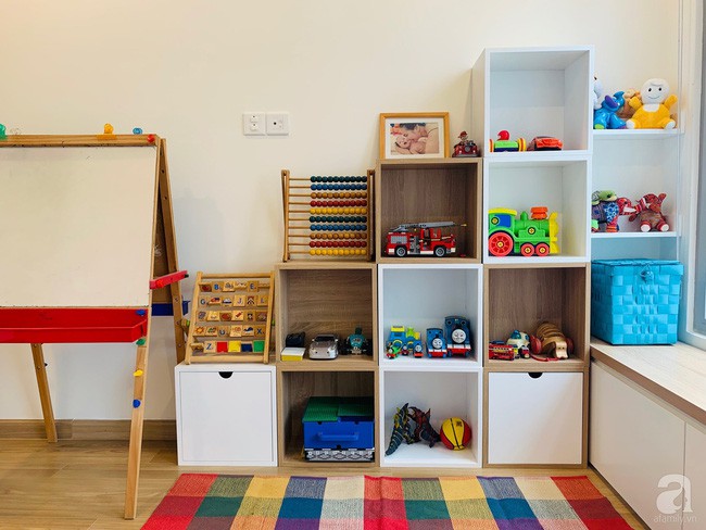 Góc thảm chơi cùng kệ đựng đồ ngộ nghĩnh.